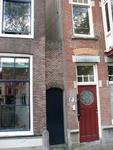 819179 Gezicht op het toegangspoortje naar een achterom, tussen de panden Oudegracht 309 (rechts) - 311 te Utrecht.